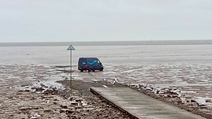 Παραλίγο τραγωδία - Βαν της Amazon παγιδεύτηκε σε πεδίο βολής μετά από οδηγίες του GPS