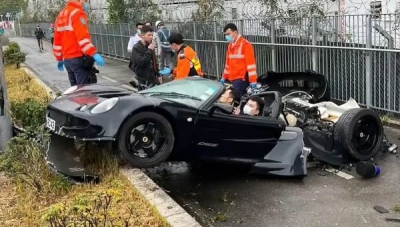 Τρομακτικό ατύχημα με μια Lotus να χτυπά σε στύλο!