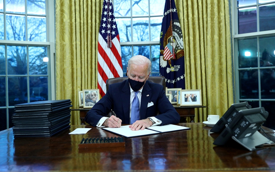 HΠΑ: Νόμος του κράτους το πακέτο τόνωση 1,9 τρισ. δολ. - Το υπέγραψε ο Biden