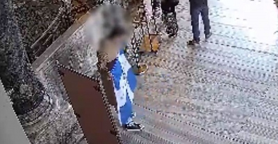 Συνελήφθησαν δύο Έλληνες που σήκωσαν ελληνική σημαία με τον βυζαντινό αετό μέσα στην Αγία Σοφία