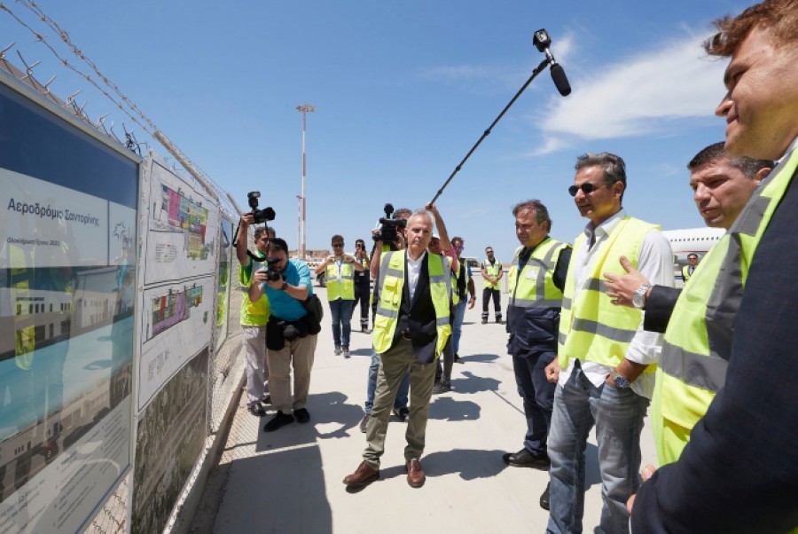 Επίσκεψη Μητσοτάκη στον αερολιμένα Σαντορίνης - Διαπίστωσε την πρόοδο των εργασιών για την αναβάθμιση του αεροδρομίου