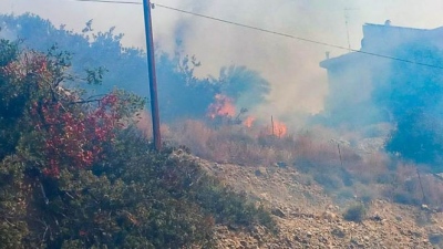 Ανεξέλεγκτη η καταστροφική φωτιά στο Λασίθι  - Τέσσερις τραυματίες, άνιση μάχη της Πυροσβεστικής με την πύρινη λαίλαπα