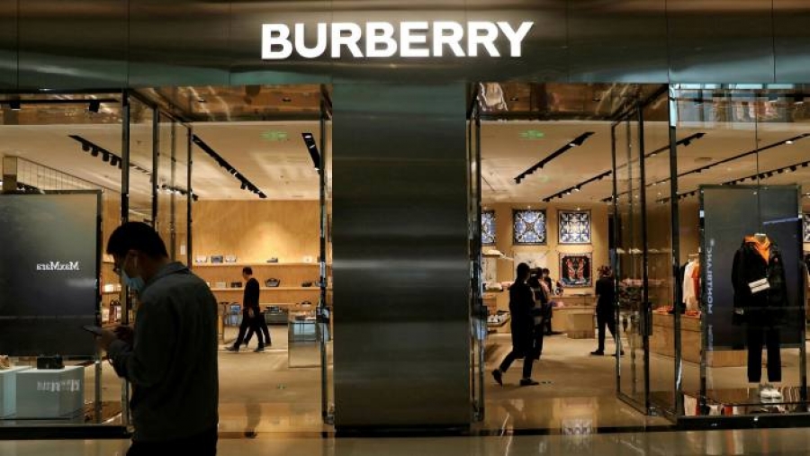 Burberry: Η παραίτηση του CEO αφήνει τη νέα συλλογή στα ράφια…