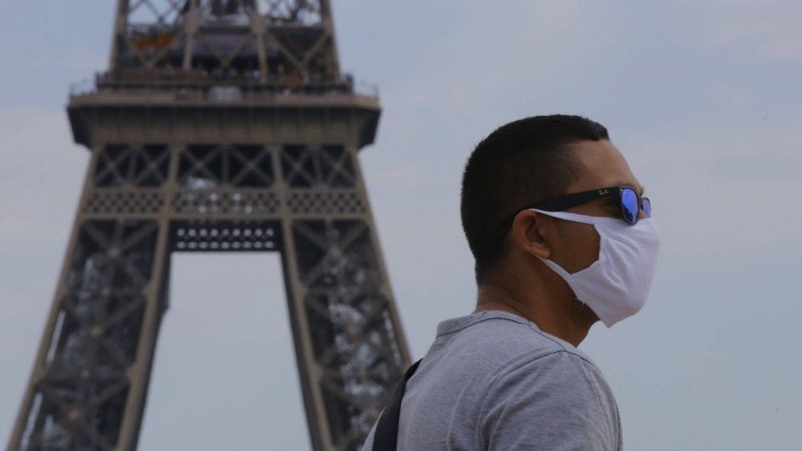 Υποχρεωτικές οι μάσκες σε τουρίστες στο Παρίσι