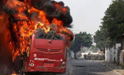 Πυρπολήθηκε φορτηγό με ανθρωπιστική βοήθεια στα σύνορα Βενεζουέλας - Κολομβίας