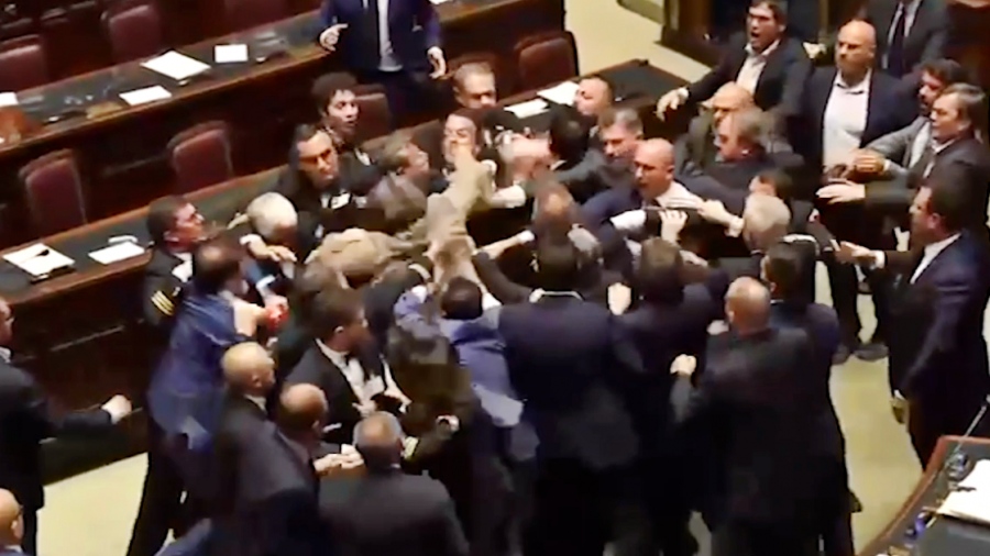 Ιταλία: Άγριος καβγάς για μια ... σημαία στην Κάτω Βουλή (vid) - Με αναπηρικό καροτσάκι απομακρύνθηκε βουλευτής