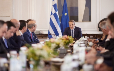 Politico:  Υπό ασφυκτική πίεση ο Μητσοτάκης -  Αντιμετωπίζει πρωτοφανή λαϊκή οργή που έχει να εμφανιστεί στην Ελλάδα από την κρίση  χρέους