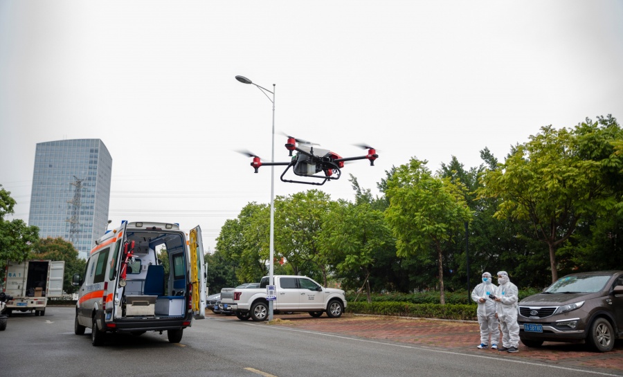 Η Κίνα χρησιμοποιεί αγροτικά ρομπότ και drones στην μάχη κατά του κορωνοϊού