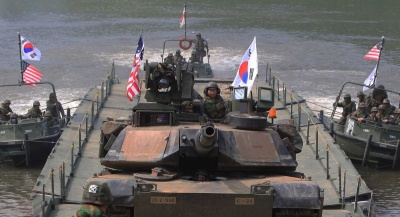 ΗΠΑ και Νότια Κορέα αναστέλλουν τα μεγάλα κοινά στρατιωτικά γυμνάσια, που προκαλούσαν την οργή του Kim