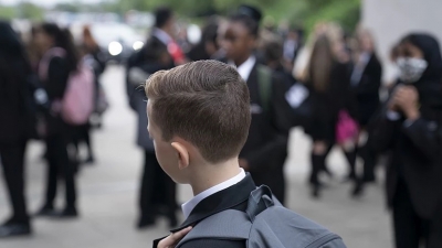 Βρετανία: Επιστρατεύονται... συνταξιούχοι εκπαιδευτικοί – Τα κρούσματα θα φέρουν ελλείψεις στα σχολεία