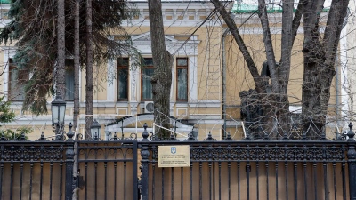 Μόσχα: Η ρωσική σημαία και το λάβαρο της νίκης υψώθηκαν στην πρεσβεία της Ουκρανίας