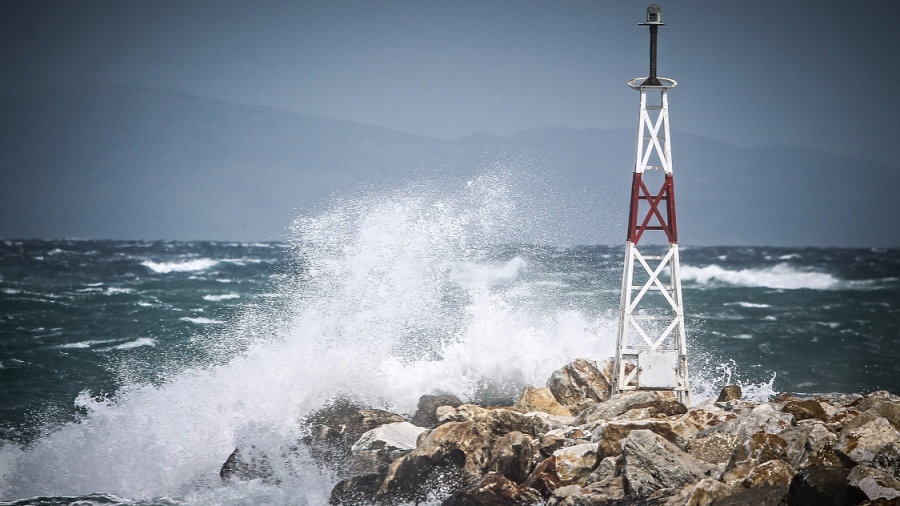 Δεμένα τα πλοία σε Πειραιά, Ραφήνα, Λαύριο λόγω 9 μποφόρ – Χωρίς δρομολόγια για Κρήτη – Κλειστά αρκετά πορθμεία