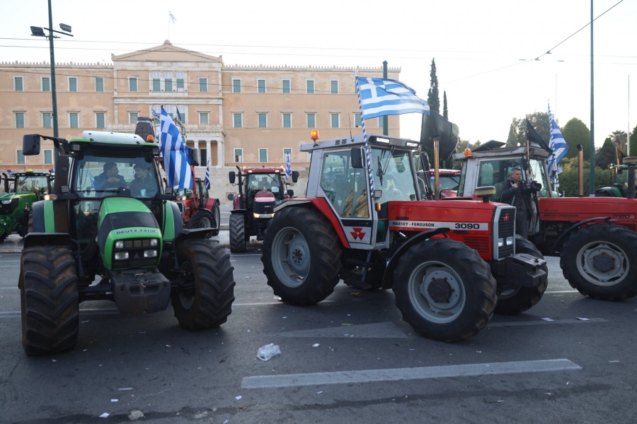 Απόβαση αγροτών στην Αθήνα - Πολιορκία της Βουλής με 100 τρακτέρ - Πρόκληση με απολύμανση για την ευλογιά