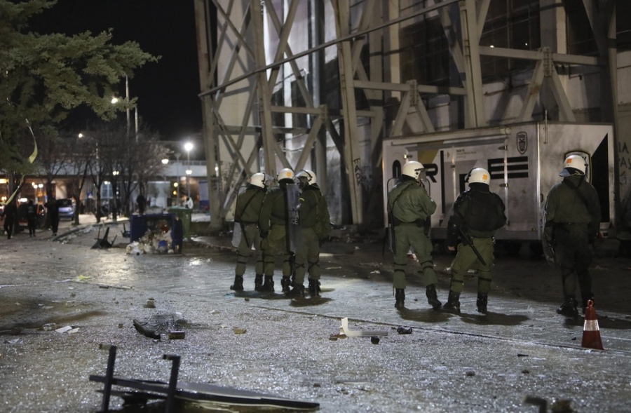 Ένταση έξω από το γήπεδο του ΠΑΟΚ μεταξύ φιλάθλων και αστυνομικών - Χρειάστηκε και η παρέμβαση των ΜΑΤ