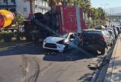 Νέο Φάληρο: Ανετράπη νταλίκα και έπεσε σε σταθμευμένα οχήματα - Οι κλειστοί δρόμοι