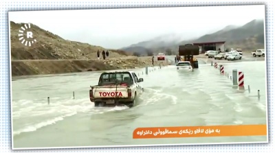 Δείτε ένα παλιό Toyota Hilux να ξεφτιλίζει ένα Range Rover