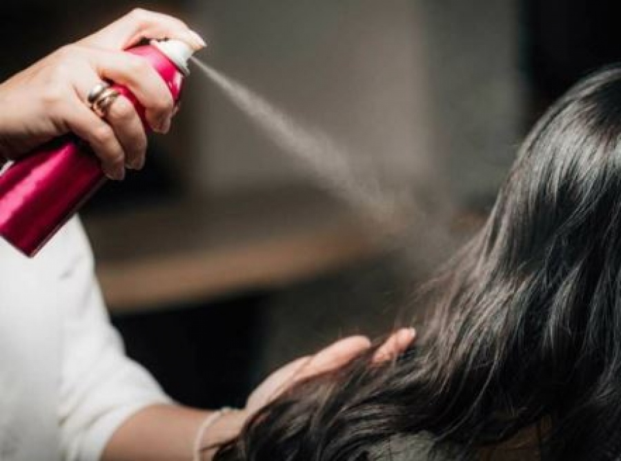 Ανατριχίλα! Ανακαλύφθηκε νέο βακτήριο που ζει στις... λακ μαλλιών!