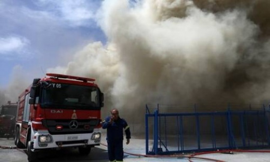 Υπό μερικό έλεγχο η πυρκαγιά σε αποθήκη στη Λένορμαν