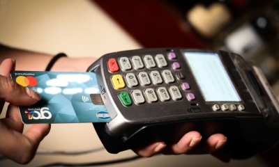 Αποσύρεται το σχέδιο μείωσης του ορίου του 30% για τις ηλεκτρονικές αποδείξεις – Πoιοί κινδυνεύουν με πέναλτι φόρου 22%