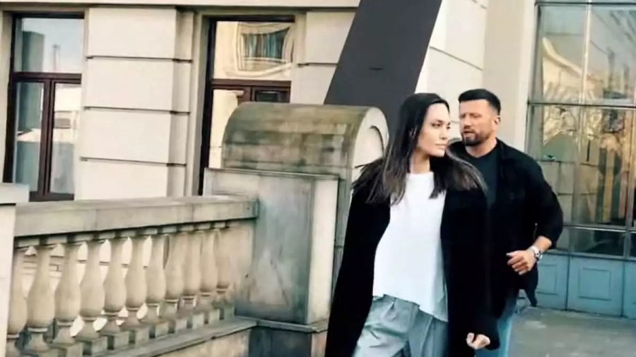 Πρωτοφανείς εικόνες: Η Angelina Jolie τρέχει για το καταφύγιο την ώρα που ηχούν σειρήνες στην πόλη Λβιβ