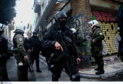 Στον εισαγγελέα οδηγήθηκαν οι 4 συλληφθέντες για  τα επεισόδια στα Εξάρχεια - Βαριές οι κατηγορίες