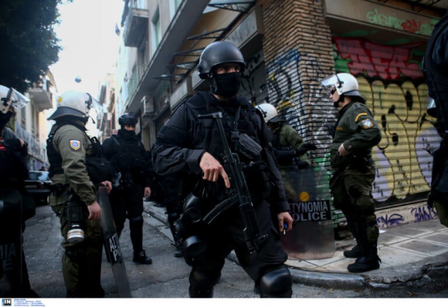 Στον εισαγγελέα οδηγήθηκαν οι 4 συλληφθέντες για  τα επεισόδια στα Εξάρχεια - Βαριές οι κατηγορίες