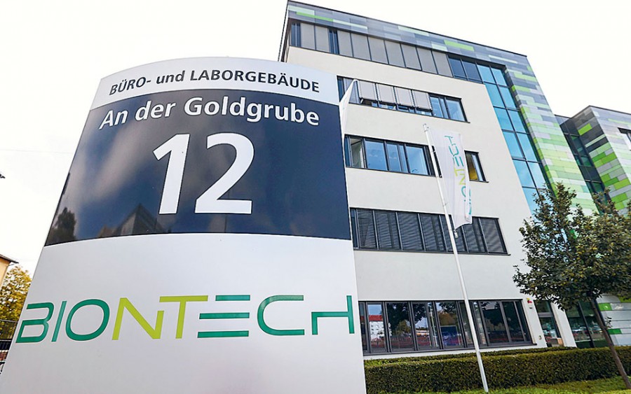 Η BioNTech αναζητά τρόπους να αυξήσει την παραγωγή του εμβολίου πέρα από τις 1,3 δισ δόσεις