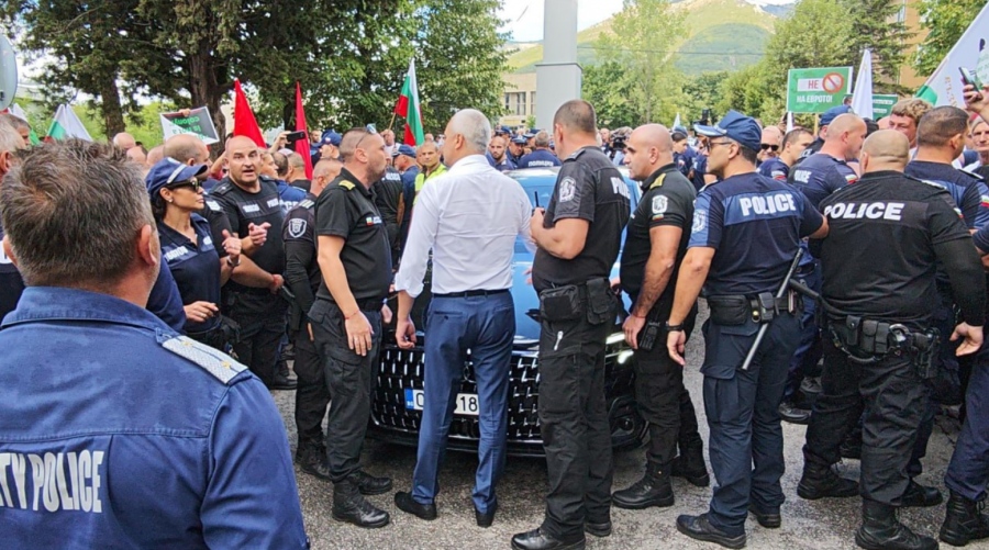 Βουλγαρία : Με γιαούρτια και ύβρεις υποδέχθηκαν την Ursula von der Leyen στο στρατιωτικό εργοστάσιο Sopot