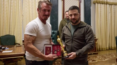 Ο Sean Penn πήγε στο Κίεβο και δώρισε στον Zelensky ένα Όσκαρ του - Μάλλον για τον ρόλο του... ηθοποιού στην Ουκρανία
