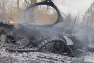 Τα ρωσικά Lancet δε «συγχωρούν»: Ο πυργίσκος του ουκρανικού άρματος T-64BV εξοντώθηκε μετά από ισχυρή έκρηξη