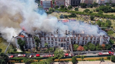 Φωτιά στην Κωνσταντινούπολη: Καίγεται ολοσχερώς το Ελληνικό Νοσοκομείο Μπαλουκλί