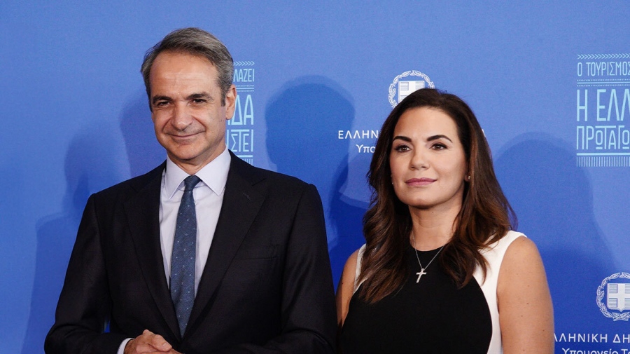 Όχι μόνο κάλυψε την Κεφαλογιάννη ο Μητσοτάκης αλλά υπερασπίστηκε και την τροπολογία – Πάλι κόντρα στη γαλάζια βάση πήγε