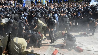 Ουκρανία: Επεισόδια και συλλήψεις διαδηλωτών έξω από το κοινοβούλιο - Ζητούν την παραίτηση του προέδρου Poroshenko