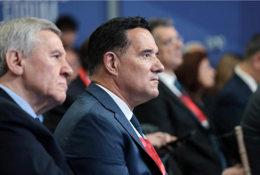 Πρώτη σειρά ο Άδωνις στους Δελφούς για να ακούσει την... Kovesi!