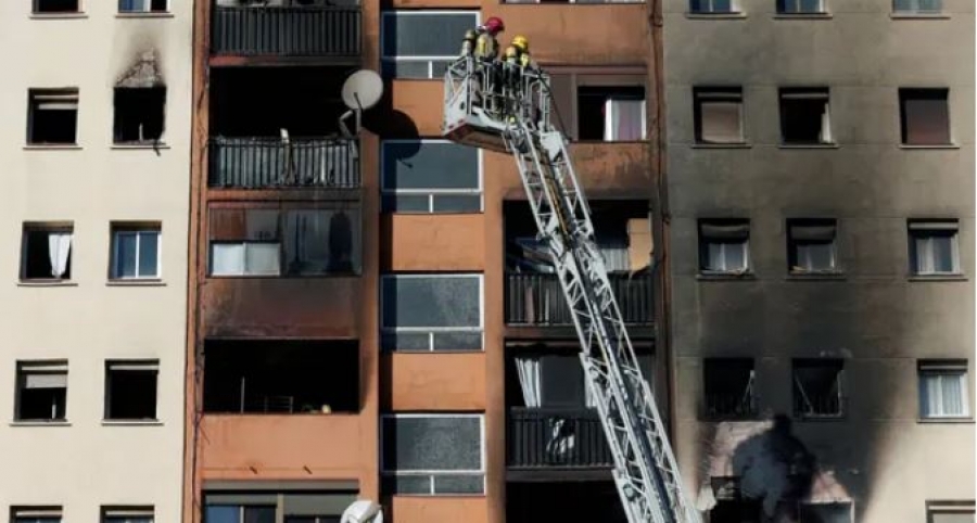 Τραγωδία στη Βαρκελώνη – Τουλάχιστον τρεις νεκροί από πυρκαγιά σε πολυκατοικία, μετά από έκρηξη