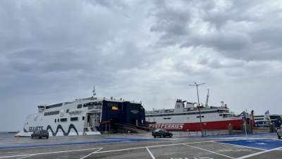 Τήνος: Συγκρούστηκαν δύο επιβατηγά πλοία στο λιμάνι