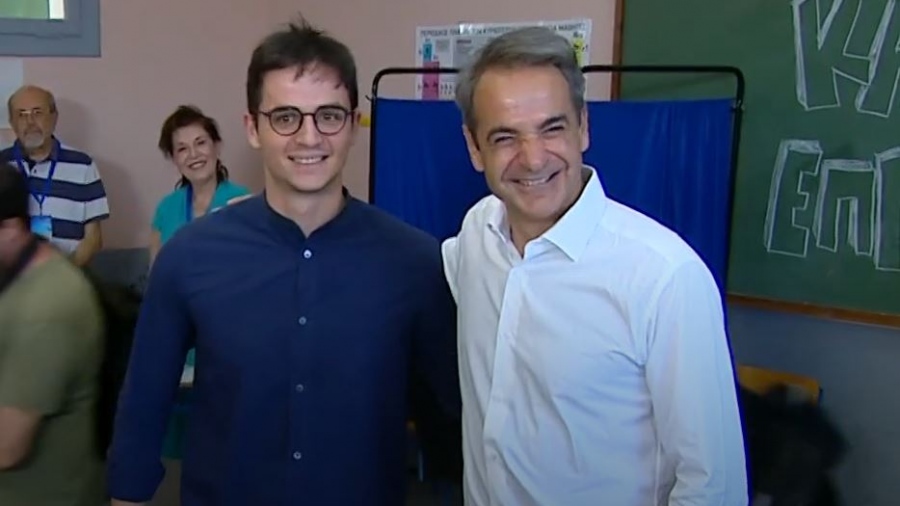 Ευρωεκλογές 2024 - Στην Κηφισιά με τον γιο του ψήφισε ο Μητσοτάκης:  Να υπάρχει ισχυρή Ελληνική φωνή στο Ευρωκοινοβούλιο