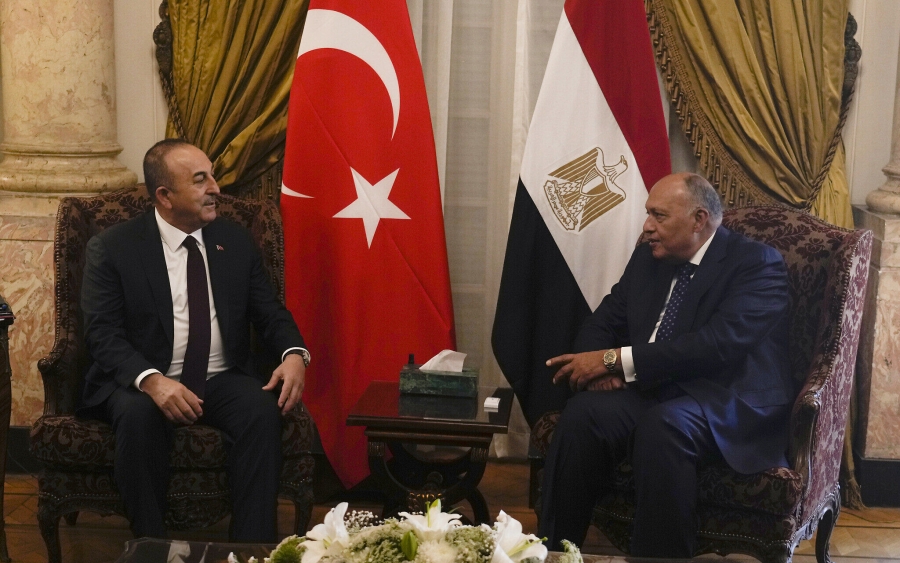 Αναβαθμίζουν τις σχέσεις τους Τουρκία - Αίγυπτος στην πρώτη συνάντηση Cavusoglu - Shoukry στο Κάιρο, μετά από 10 χρόνια