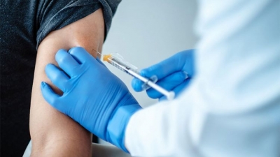 «Εμφύλιος» για τα εμβόλια της γρίπης και του κορωνοϊού - Η Επιτροπή Εμβολιασμών «αδειάζει» τον Γκίκα Μαγιορκίνη