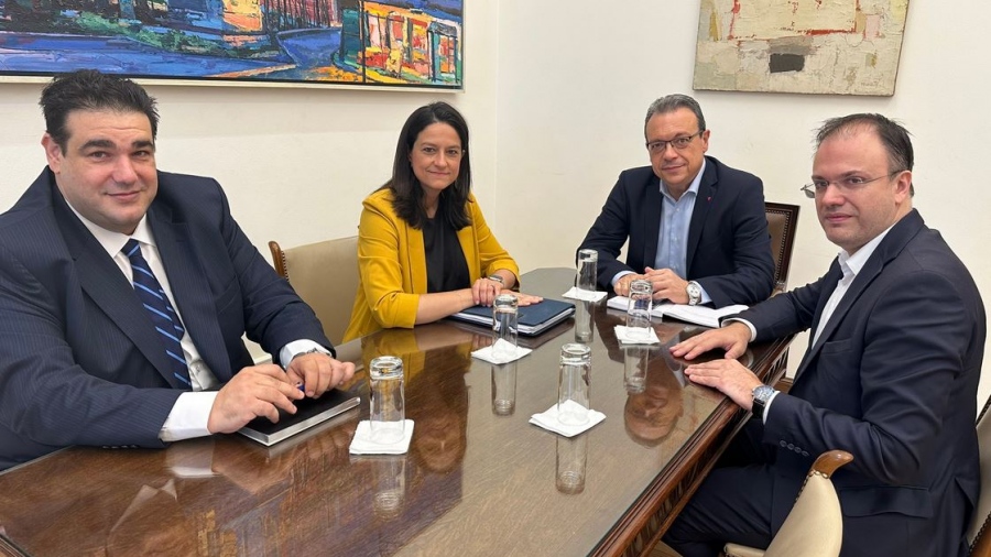 ΣΥΡΙΖΑ για ψήφο των αποδήμων: Συνάντηση Φάμελλου με Κεραμέως και Λιβάνιο - Το θέμα απαιτεί χρόνο και χώρο διαλόγου