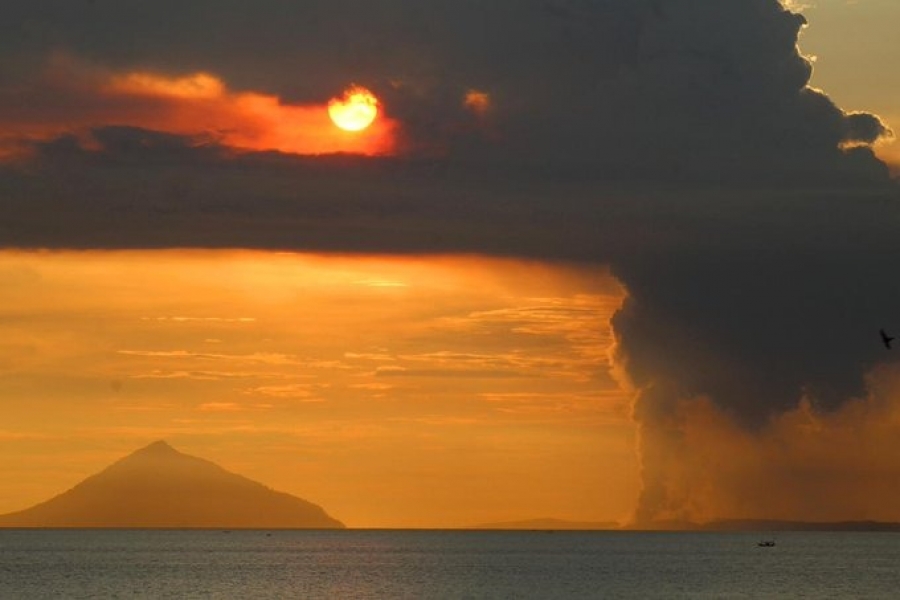 Τρόμος στην Ινδονησία: Ισχυρή έκρηξη ηφαιστείου – Σύννεφο τέφρας ύψους 3 χιλιομέτρων!