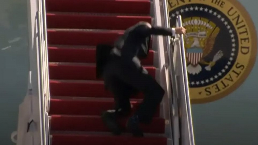 Ο Joe Biden έπεσε 3 φορές στη σκάλα του προεδρικού αεροσκάφους Air Force One