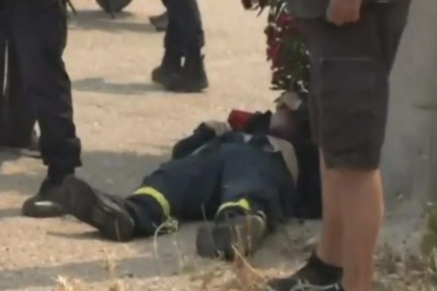 Φωτιά στην Νέα Πέραμο: Λιποθύμησε πυροσβέστης από την εξάντληση και την αποπνικτική ατμόσφαιρα