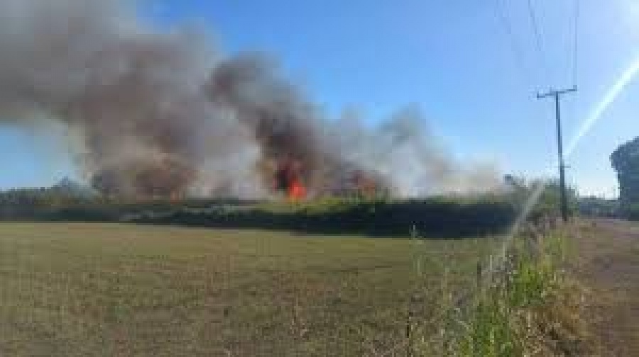 Μεγάλη πυρκαγιά απέναντι από το αεροδρόμιο στην Καλαμάτα