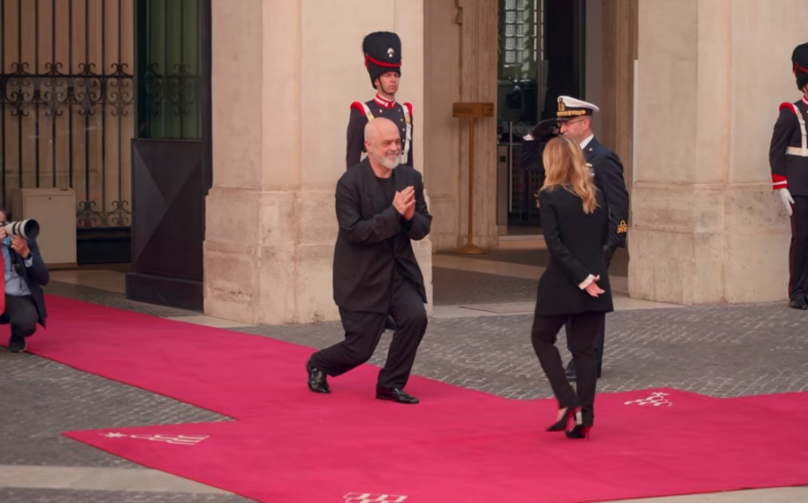 Η ανθρωπίστρια Meloni ξανά στην αγκαλιά του καταπιεστή Rama - Με 3 νούμερα μεγαλύτερο κοστούμι ο γελωτοποιός Αλβανός