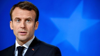 Γαλλία: Σάλος για εξώφυλλο της Le Monde με τον Macron να παραπέμπει στον Χίτλερ