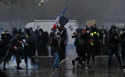 Γαλλία: Κλιμάκωση της έντασης και εκατοντάδες συλλήψεις – Διαδηλωτές εισέβαλαν στο δημαρχείο της Μασσαλίας