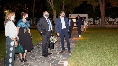 Επίσκεψη Pompeo: Φιλοξενούμενος στο σπίτι του πρωθυπουργού στα Χανιά