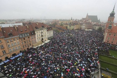 Χιλιάδες Πολωνοί διαδήλωσαν κατά της μεταρρύθμισης του δικαστικού συστήματος