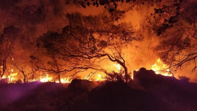 Σκληρή και άνιση μάχη δίνει η Πυροσβεστική με 79 πυρκαγιές ανά την Ελλάδα  – Αναζωπυρώσεις σε Δ. Αττική, Ρόδο, Λακωνία